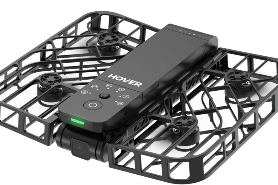 ホバリング機能を備えた小型ドローン。黒いボディに四つのプロペラと専用コントローラーが付属している。