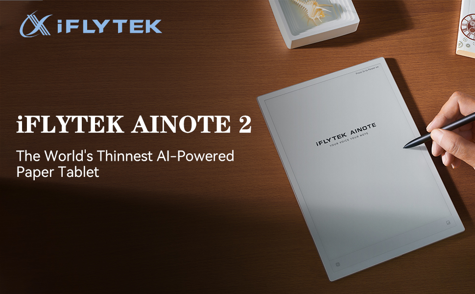 iFLYTEK AINOTE 2という、世界最薄のAI搭載電子ペーパータブレットが木製テーブルに置かれ、ペンで操作されている場面。