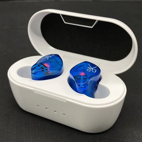 KPro01はBluetooth 5対応の完全ワイヤレスイヤホンでありながら、2pinカスタムIEM規格コネクタ経由でUSB Type-C有線接続も可能な2Way設計で、音楽ゲームの低遅延用途を想定した製品。