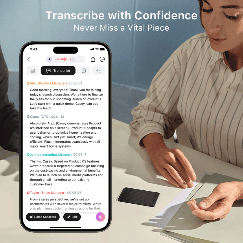 音声をテキストに自動変換するトランスクリプション機能を示すスマートフォン画面。会議の音声記録が文字化されている。