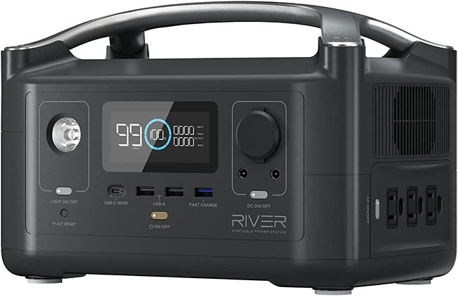 ポータブル電源「RIVER」。充電表示と複数の出力ポートを備えた、キャンプや災害時用の移動式バッテリー。