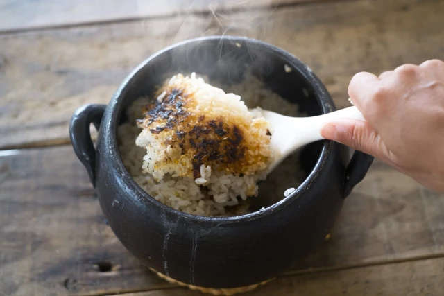 2万円以下という価格で純陶土炊飯を体験でき、旧モデルの「もちもち・おこげ」評価と交換対応実績が前向きな判断材料になる。