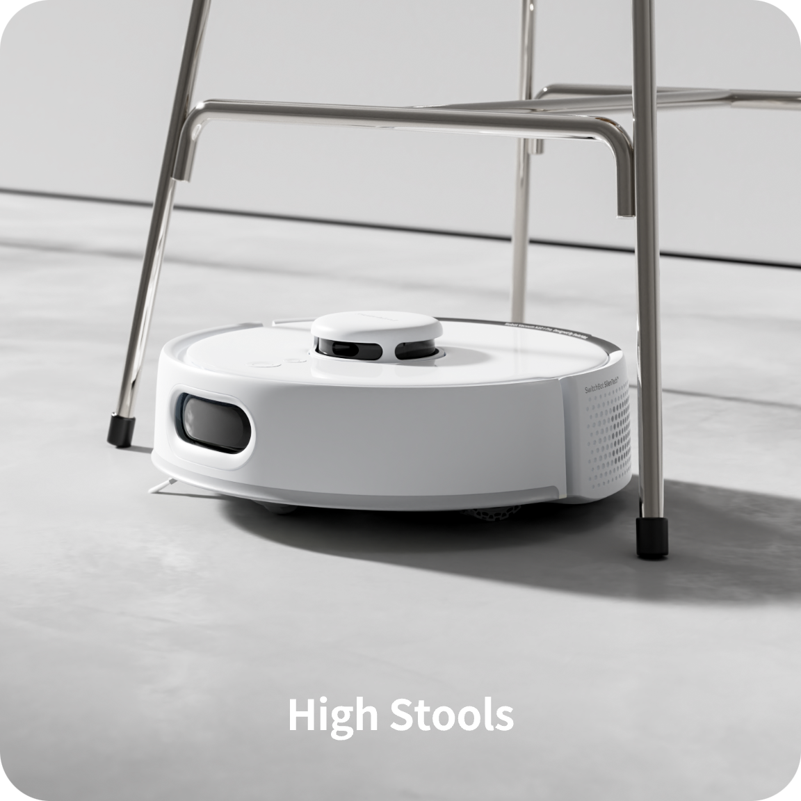 ロボット掃除機が椅子の脚の間を通り抜けて清掃している製品写真
